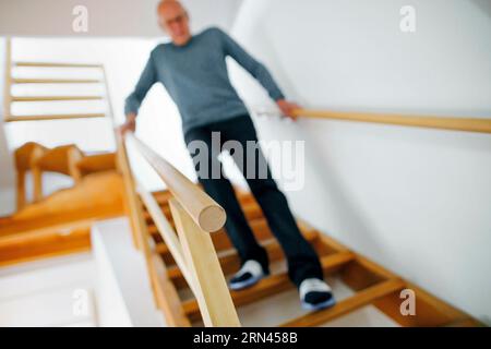 Berlin, Deutschland. 31 août 2023. Photo symbolique sur le thème du risque d'accident dans le ménage. Un vieil homme descend un escalier raide. Berlin, 31 août 2023. Crédit : dpa/Alamy Live News Banque D'Images