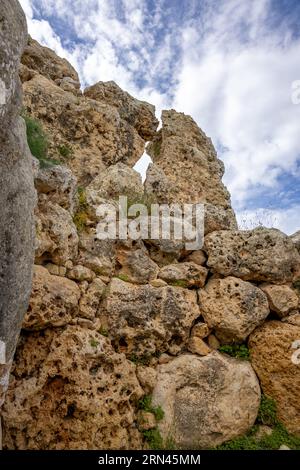 Ggantija, Gozo Island, Malte - 15 avril 2023 : Ġgantija est un complexe de temples mégalithiques de l'époque néolithique sur l'île de Gozo à Malte, touristique Banque D'Images