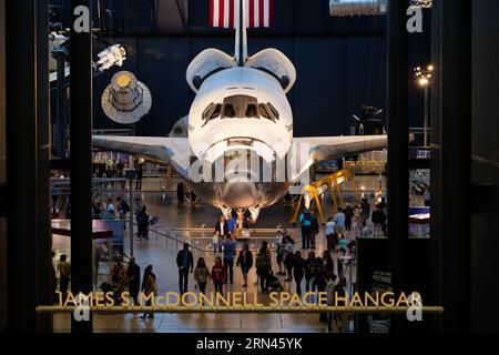 Navette spatiale Discovery Centre Udvar-Hazy Chantilly Virginie // CHANTILLY, Virginie — la navette spatiale Discovery est exposée au Centre Udvar-Hazy, une annexe du Musée national de l'Air et de l'espace Smithsonian. Discovery a effectué 39 missions en 27 ans de service avant sa retraite en 2011, ce qui en fait l'orbiteur le plus performant de la NASA. La navette a déployé le télescope spatial Hubble en 1990 et a participé à la construction de la Station spatiale internationale. Le centre Udvar-Hazy, qui a ouvert ses portes en 2003, abrite la collection du musée d'avions et de vaisseaux spatiaux trop grands pour être exposés Banque D'Images
