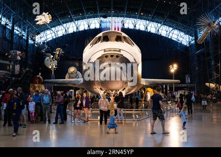 Navette spatiale Discovery Centre Udvar-Hazy Chantilly Virginie // CHANTILLY, Virginie — la navette spatiale Discovery est exposée au Centre Udvar-Hazy, une annexe du Musée national de l'Air et de l'espace Smithsonian. Discovery a effectué 39 missions en 27 ans de service avant sa retraite en 2011, ce qui en fait l'orbiteur le plus performant de la NASA. La navette a déployé le télescope spatial Hubble en 1990 et a participé à la construction de la Station spatiale internationale. Le centre Udvar-Hazy, qui a ouvert ses portes en 2003, abrite la collection du musée d'avions et de vaisseaux spatiaux trop grands pour être exposés Banque D'Images