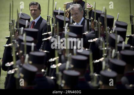 (150508) -- MEXICO, le 8 mai 2015 -- le président mexicain Enrique Pena Nieto (à gauche) et le président colombien Juan Manuel Santos (à droite) passent en revue la garde d'honneur lors d'une cérémonie officielle de bienvenue à Campo Marte à Mexico, capitale du Mexique, le 8 mai 2015. Le président colombien Juan Manuel Santos est en visite officielle au Mexique. Alejandro Ayala) (da) MEXICO-MEXICO CITY-COLOMBIA-POLITICS-VISIT e AlejandroxAyala PUBLICATIONxNOTxINxCHN 150508 Mexico City Mai 8 2015 Mexico S Président Enrique Pena Nieto l et Colombie S Président Juan Manuel Santos r REVOIR la Garde D'HONNEUR pendant à officiel Banque D'Images