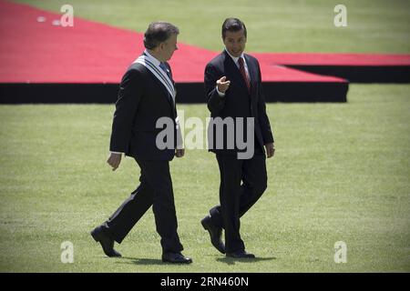 (150508) -- MEXICO, le 8 mai 2015 -- le président mexicain Enrique Pena Nieto (à droite) et le président colombien Juan Manuel Santos (à gauche) passent en revue la garde d'honneur lors d'une cérémonie officielle de bienvenue à Campo Marte à Mexico, capitale du Mexique, le 8 mai 2015. Le président colombien Juan Manuel Santos est en visite officielle au Mexique. Alejandro Ayala) (da) MEXICO-MEXICO CITY-COLOMBIA-POLITICS-VISIT e AlejandroxAyala PUBLICATIONxNOTxINxCHN 150508 Mexico City Mai 8 2015 Mexico S Président Enrique Pena Nieto r et Colombie S Président Juan Manuel Santos l EXAMINER la Garde D'HONNEUR pendant à officiel Banque D'Images