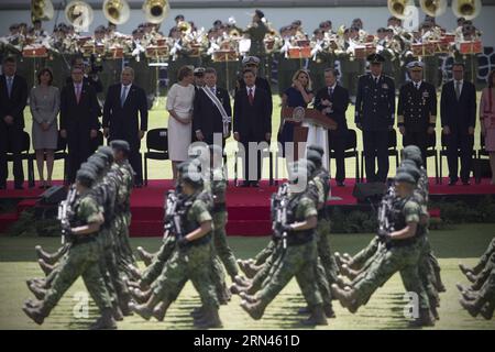 (150508) -- MEXICO, le 8 mai 2015 -- le président mexicain Enrique Pena Nieto (6e R), accompagné de son épouse Angelica Rivera (5e R), dirige la cérémonie officielle de bienvenue du président colombien Juan Manuel Santos (6e L) et de son épouse Maria Clemencia Rodriguez (5e L), à Campo Marte à Mexico, capitale du Mexique, le 8 mai 2015. Le président colombien Juan Manuel Santos est en visite officielle au Mexique. Alejandro Ayala) (da) MEXICO-MEXICO CITY-COLOMBIA-POLITICS-VISIT e AlejandroxAyala PUBLICATIONxNOTxINxCHN 150508 Mexico City May 8 2015 Mexico S Président Enrique Pena Nieto 6th r rejoint Banque D'Images