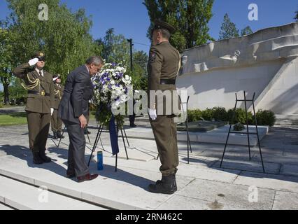 (150508) -- ZAGREB, le 8 mai 2015 -- le maire de Zagreb, Milan Bandic(C), dépose une gerbe sur la tombe des héros du peuple au cimetière Mirogoj à Zagreb, Croatie, le 8 mai 2015. Un service commémoratif a été organisé en Croatie pour marquer la victoire sur la Journée du fascisme et la Journée de la libération de Zagreb. CROATIE-ZAGREB-VICTOIRE SUR LE FASCISME JOUR MisoxLisanin PUBLICATIONxNOTxINxCHN 150508 Zagreb Mai 8 2015 Maire de Zagreb Milan Bandic C dépose une couronne SUR la tombe des célébrités S Heroes AU cimetière Mirogoj à Zagreb Croatie Mai 8 2015 un service commémoratif quel héros en Croatie pour marquer la victoire journée fasciste a Banque D'Images