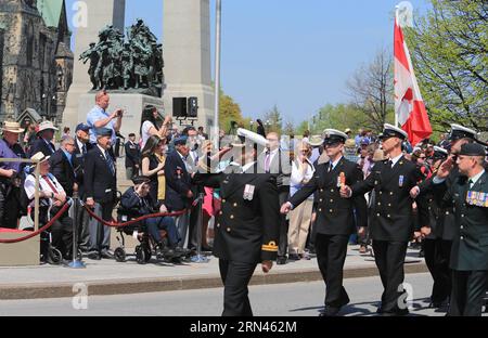 (150508) -- OTTAWA, le 8 mai 2015 -- des personnes assistent à un événement commémoratif pour souligner le 70e anniversaire de la victoire de la Seconde Guerre mondiale en Europe au centre-ville d'Ottawa, Canada, le 8 mai 2015. ) CANADA-OTTAWA-WWII-COMMÉMORATION DE LA VICTOIRE LixBaodong PUBLICATIONxNOTxINxCHN 150508 Ottawa 8 2015 mai des célébrités assistent à un événement commémoratif pour souligner le 70e anniversaire de World was II victoire en Europe au centre-ville Ottawa Canada 8 2015 mai Canada Ottawa commémoration de la victoire de la Seconde Guerre mondiale PUBLICATIONxNOTxINxCHN Banque D'Images