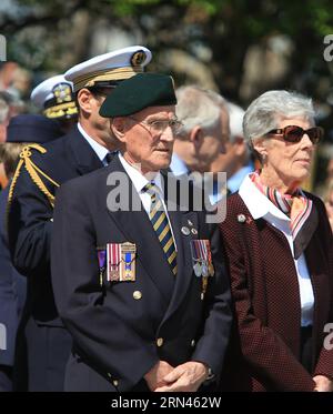 (150508) -- OTTAWA, le 8 mai 2015 -- des personnes assistent à un événement commémoratif pour souligner le 70e anniversaire de la victoire de la Seconde Guerre mondiale en Europe au centre-ville d'Ottawa, Canada, le 8 mai 2015. ) CANADA-OTTAWA-WWII-COMMÉMORATION DE LA VICTOIRE LixBaodong PUBLICATIONxNOTxINxCHN 150508 Ottawa 8 2015 mai des célébrités assistent à un événement commémoratif pour souligner le 70e anniversaire de World was II victoire en Europe au centre-ville Ottawa Canada 8 2015 mai Canada Ottawa commémoration de la victoire de la Seconde Guerre mondiale PUBLICATIONxNOTxINxCHN Banque D'Images