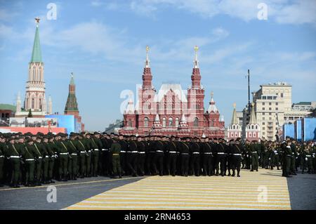 (150509) -- MOSCOU, le 9 mai 2015 -- des soldats arrivent sur la place Rouge avant un défilé militaire marquant le 70e anniversaire de la victoire dans la Grande Guerre patriotique, à Moscou, Russie, le 9 mai 2015.) (Yxb) RUSSIE-MOSCOU-DÉFILÉ DU JOUR DE LA VICTOIRE JiaxYuchen PUBLICATIONxNOTxINxCHN Moscou 9 2015 mai les soldats arrivent SUR la place Rouge avant un défilé militaire marquant le 70e anniversaire de la victoire dans le Grand patriotique à Moscou Russie 9 2015 mai yxb Russie Moscou défilé du jour de la victoire JiaxYuchen PUBLICATIONxNOTxINxCHN Banque D'Images