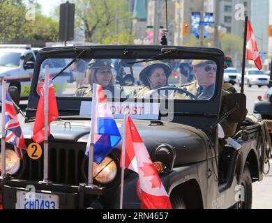 (150508) -- OTTAWA, le 8 mai 2015 -- des personnes assistent à un événement commémoratif pour souligner le 70e anniversaire de la victoire de la Seconde Guerre mondiale en Europe au centre-ville d'Ottawa, Canada, le 8 mai 2015. ) CANADA-OTTAWA-WWII-COMMÉMORATION DE LA VICTOIRE LixBaodong PUBLICATIONxNOTxINxCHN 150508 Ottawa 8 2015 mai des célébrités assistent à un événement commémoratif pour souligner le 70e anniversaire de World was II victoire en Europe au centre-ville Ottawa Canada 8 2015 mai Canada Ottawa commémoration de la victoire de la Seconde Guerre mondiale PUBLICATIONxNOTxINxCHN Banque D'Images