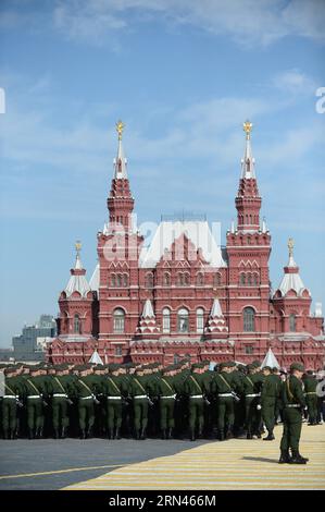 (150509) -- MOSCOU, le 9 mai 2015 -- des soldats arrivent sur la place Rouge avant un défilé militaire marquant le 70e anniversaire de la victoire sur l'Allemagne nazie dans la Grande Guerre patriotique, à Moscou, Russie, le 9 mai 2015. (Yxb) RUSSIE-MOSCOU-DÉFILÉ DU JOUR DE LA VICTOIRE JiaxYuchen PUBLICATIONxNOTxINxCHN Moscou le 9 2015 mai les soldats arrivent SUR la place Rouge avant un défilé militaire marquant le 70e anniversaire de la victoire sur l'Allemagne nazie dans le Grand patriotique était à Moscou Russie le 9 2015 mai yxb Russie Moscou défilé du jour de la victoire JiaxYuchen PUBLICATIONxNOTxINxCHN Banque D'Images