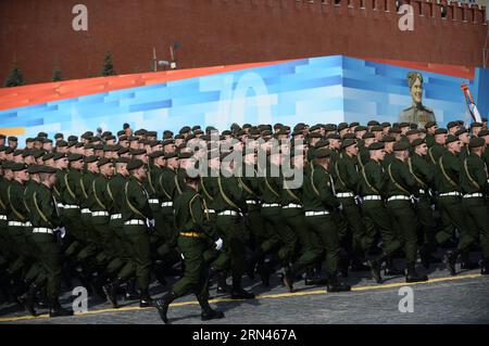 (150509) -- MOSCOU, le 9 mai 2015 -- des soldats arrivent sur la place Rouge avant un défilé militaire marquant le 70e anniversaire de la victoire dans la Grande Guerre patriotique, à Moscou, Russie, le 9 mai 2015.) (Yxb) RUSSIE-MOSCOU-DÉFILÉ DU JOUR DE LA VICTOIRE JiaxYuchen PUBLICATIONxNOTxINxCHN Moscou 9 2015 mai les soldats arrivent SUR la place Rouge avant un défilé militaire marquant le 70e anniversaire de la victoire dans le Grand patriotique à Moscou Russie 9 2015 mai yxb Russie Moscou défilé du jour de la victoire JiaxYuchen PUBLICATIONxNOTxINxCHN Banque D'Images