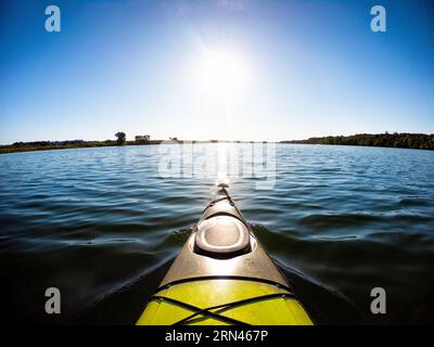 WASHINGTON DC, États-Unis — Un plan POV de kayak sur le fleuve Potomac. La vue depuis le kayak capture la beauté pittoresque et la sérénité de la rivière, offrant une perspective unique sur cette activité récréative populaire. Le fleuve Potomac est un endroit privilégié pour les amateurs de plein air dans la région de Washington DC. Banque D'Images