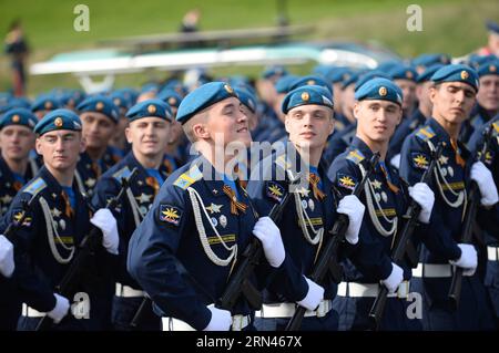 (150509) -- MOSCOU, le 9 mai 2015 -- des soldats arrivent sur la place Rouge avant un défilé militaire marquant le 70e anniversaire de la victoire dans la Grande Guerre patriotique, à Moscou, Russie, le 9 mai 2015.) (Yxb) RUSSIE-MOSCOU-DÉFILÉ DU JOUR DE LA VICTOIRE JiaxYuchen PUBLICATIONxNOTxINxCHN Moscou 9 2015 mai les soldats arrivent SUR la place Rouge avant un défilé militaire marquant le 70e anniversaire de la victoire dans le Grand patriotique à Moscou Russie 9 2015 mai yxb Russie Moscou défilé du jour de la victoire JiaxYuchen PUBLICATIONxNOTxINxCHN Banque D'Images