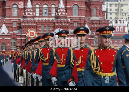 (150509) -- MOSCOU, le 9 mai 2015 -- des soldats arrivent sur la place Rouge avant un défilé militaire marquant le 70e anniversaire de la victoire dans la Grande Guerre patriotique, à Moscou, Russie, le 9 mai 2015.) (Yxb) RUSSIE-MOSCOU-DÉFILÉ DU JOUR DE LA VICTOIRE JuxPeng PUBLICATIONxNOTxINxCHN Moscou 9 2015 mai les soldats arrivent SUR la place Rouge avant un défilé militaire marquant le 70e anniversaire de la victoire dans le Grand patriotique à Moscou Russie 9 2015 mai yxb Russie Moscou défilé du jour de la victoire JuxPeng PUBLICATIONxNOTxINxCHN Banque D'Images