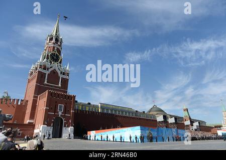 (150509) -- MOSCOU, le 9 mai 2015 -- le défilé militaire marquant le 70e anniversaire de la victoire de la Seconde Guerre mondiale commence à Moscou, Russie, le 9 mai 2015. RUSSIE-MOSCOU-DÉFILÉ DU JOUR DE LA VICTOIRE JiaxYuchen PUBLICATIONxNOTxINxCHN Moscou le 9 2015 mai le défilé militaire marquant le 70e anniversaire de la victoire du monde WAS II COMMENCE à Moscou Russie le 9 2015 mai Russie Moscou défilé du jour de la victoire JiaxYuchen PUBLICATIONxNOTxINxCHN Banque D'Images