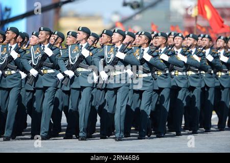(150509) -- MOSCOU, le 9 mai 2015 -- l'Institut militaire du ministère de la Défense du Tadjikistan participe au défilé militaire marquant le 70e anniversaire de la victoire dans la Grande Guerre patriotique, à Moscou, Russie, le 9 mai 2015. (Yxb) RUSSIE-MOSCOU-DÉFILÉ DU JOUR DE LA VICTOIRE JiaxYuchen PUBLICATIONxNOTxINxCHN Moscou 9 2015 mai l'Institut militaire du ministère de la Défense du Tadjikistan participe au défilé militaire marquant le 70e anniversaire de la victoire dans le Grand patriotique a eu lieu à Moscou Russie 9 2015 mai yxb Russie Moscou défilé du jour de la victoire JiaxYuchen PUBLICATIONxNOTxINxCHN Banque D'Images