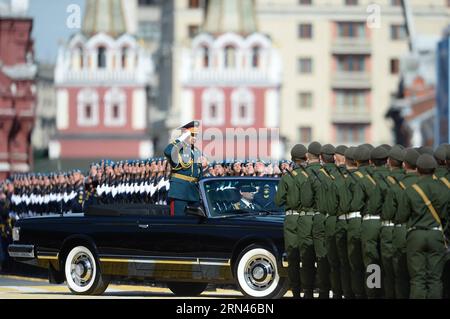 (150509) -- MOSCOU, le 9 mai 2015 -- Sergei Shoigu, ministre de la Défense de la Fédération de Russie, inspecte les troupes lors d'un défilé militaire marquant le 70e anniversaire de la victoire de la Grande Guerre patriotique à Moscou, Russie, le 9 mai 2015.) RUSSIE-MOSCOU-DÉFILÉ DU JOUR DE LA VICTOIRE JiaxYuchen PUBLICATIONxNOTxINxCHN Moscou 9 2015 mai Sergei Shoigu les ministres de la Défense de la Fédération de Russie inspectent les troupes lors d'un défilé militaire marquant le 70e anniversaire de la victoire du Grand patriotique à Moscou Russie 9 2015 mai Russie Moscou défilé du jour de la victoire JiaxYuchen PUBLICATIONxNOTxINxCHN Banque D'Images