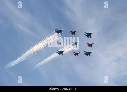 (150509) -- MOSCOU, 9 mai 2015 -- les avions de chasse Sukhoi su-27 et Mikoyan MIG-29 volent au-dessus de la place Rouge lors d'un défilé militaire marquant le 70e anniversaire de la victoire dans la Grande Guerre patriotique, à Moscou, Russie, le 9 mai 2015.) (Zwx) RUSSIE-MOSCOU-DÉFILÉ DU JOUR DE LA VICTOIRE JiaxYuchen PUBLICATIONxNOTxINxCHN Moscou Mai 9 2015 Sukhoi SU 27 avion de chasse et Mikoyan MIG 29 avion de chasse voler au-dessus de la place Rouge lors d'un défilé militaire marquant le 70e anniversaire de la victoire dans le Grand patriotique était à Moscou Russie Mai 9 2015 zwx Russie Moscow Victory Day par Banque D'Images