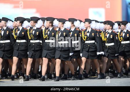 (150509) -- MOSCOU, le 9 mai 2015 -- l'École militaire Suvorov participe au défilé militaire marquant le 70e anniversaire de la victoire dans la Grande Guerre patriotique, à Moscou, Russie, le 9 mai 2015. (Yxb) RUSSIE-MOSCOU-DÉFILÉ DU JOUR DE LA VICTOIRE JiaxYuchen PUBLICATIONxNOTxINxCHN Moscou 9 2015 mai l'école militaire Suvorov participe au défilé militaire marquant le 70e anniversaire de la victoire dans le Grand patriotique à Moscou Russie 9 2015 mai yxb Russie Moscou défilé du jour de la victoire JiaxYuchen PUBLICATIONxNOTxINxCHN Banque D'Images