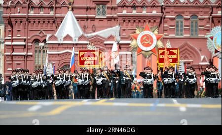 (150509) -- MOSCOU, le 9 mai 2015 -- le corps des tambours de l'École de musique militaire de Moscou participe à un défilé militaire marquant le 70e anniversaire de la victoire dans la Grande Guerre patriotique, à Moscou, Russie, le 9 mai 2015. )(yxb) RUSSIE-MOSCOU-DÉFILÉ DU JOUR DE LA VICTOIRE JiaxYuchen PUBLICATIONxNOTxINxCHN Moscou 9 2015 mai le corps de batterie de l'École de musique militaire de Moscou participe à un défilé militaire marquant le 70e anniversaire de la victoire dans le Grand patriotique était à Moscou Russie 9 2015 mai yxb Russie Moscou défilé du jour de la victoire JiaxYuchen PUBLICATIONxNOTxINxCHN Banque D'Images