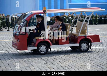 (150509) -- MOSCOU, le 9 mai 2015 -- les vétérans arrivent sur la place Rouge avant le défilé militaire marquant le 70e anniversaire de la victoire dans la Grande Guerre patriotique à Moscou, Russie, le 9 mai 2015. )(wjq) RUSSIE-MOSCOU-DÉFILÉ DU JOUR DE LA VICTOIRE PavelxBednyakov PUBLICATIONxNOTxINxCHN Moscou 9 2015 mai les vétérans arrivent SUR la place Rouge avant le défilé militaire marquant le 70e anniversaire de la victoire dans le Grand patriotique à Moscou Russie 9 2015 mai wjq Russie Moscou défilé du jour de la victoire PavelxBednyakov PUBLICATIONxNOTxINxCHN Banque D'Images