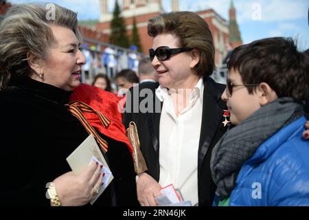 (150509) -- MOSCOU, 9 mai 2015 -- l entraîneur russe de patinage artistique Tatnyana Tarasova (à gauche) et la première femme au monde dans l espace Valentina Tershkova (à droite) arrivent sur la place Rouge avant le défilé militaire marquant le 70e anniversaire de la victoire dans la Grande Guerre patriotique à Moscou, Russie, le 9 mai 2015. )(wjq) RUSSIE-MOSCOU-DÉFILÉ DU JOUR DE LA VICTOIRE PavelxBednyakov PUBLICATIONxNOTxINxCHN Moscou Mai 9 2015 l'entraîneur russe de patinage artistique Tarasova l et la première femme du monde S dans l'espace Valentina C arrivent SUR la place Rouge avant le défilé militaire marquant le 70e anniversaire de la victoire dans le Grand Patriote Banque D'Images