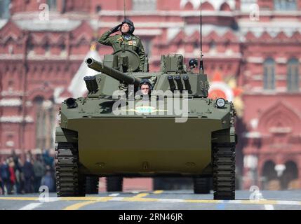 (150509) -- MOSCOU, le 9 mai 2015 -- Un véhicule de combat d'infanterie russe BMD-4M Sadovnitsa traverse la place Rouge lors du défilé militaire marquant le 70e anniversaire de la victoire dans la Grande Guerre patriotique, à Moscou, Russie, le 9 mai 2015.) (Wjq) RUSSIE-MOSCOU-DÉFILÉ DU JOUR DE LA VICTOIRE JiaxYuchen PUBLICATIONxNOTxINxCHN Moscou 9 2015 mai un BMD 4M de VÉHICULES de combat d'infanterie russe traverse la place Rouge pendant le défilé militaire marquant le 70e anniversaire de la victoire dans le Grand patriotique était à Moscou Russie 9 2015 mai wjq Russie Moscou défilé du jour de la victoire JiaxYuchen PUBLICATI Banque D'Images