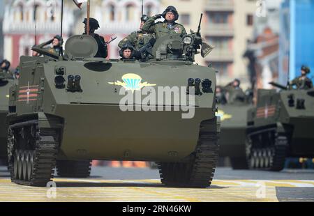 (150509) -- MOSCOU, le 9 mai 2015 -- Un véhicule blindé russe BTR-MDM Rakushka (Shell) traverse la place Rouge lors du défilé militaire marquant le 70e anniversaire de la victoire dans la Grande Guerre patriotique, à Moscou, Russie, le 9 mai 2015. (Wjq) RUSSIE-MOSCOU-DÉFILÉ DU JOUR DE LA VICTOIRE JiaxYuchen PUBLICATIONxNOTxINxCHN Moscou Mai 9 2015 un BTR russe MDM Rakushka Shell blindé transport de troupes se déplace à travers la place Rouge pendant le défilé militaire marquant le 70e anniversaire de la victoire dans le Grand patriotique était à Moscou Russie Mai 9 2015 wjq Russie victoire à Moscou Day Parade Banque D'Images