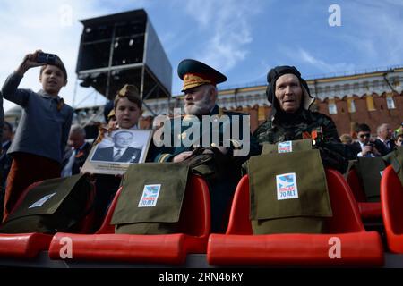 (150509) -- MOSCOU, le 9 mai 2015 -- les vétérans arrivent sur la place Rouge avant le défilé militaire marquant le 70e anniversaire de la victoire dans la Grande Guerre patriotique à Moscou, Russie, le 9 mai 2015. )(wjq) RUSSIE-MOSCOU-DÉFILÉ DU JOUR DE LA VICTOIRE PavelxBednyakov PUBLICATIONxNOTxINxCHN Moscou 9 2015 mai les vétérans arrivent SUR la place Rouge avant le défilé militaire marquant le 70e anniversaire de la victoire dans le Grand patriotique à Moscou Russie 9 2015 mai wjq Russie Moscou défilé du jour de la victoire PavelxBednyakov PUBLICATIONxNOTxINxCHN Banque D'Images