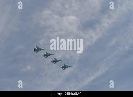 (150509) -- MOSCOU, le 9 mai 2015 -- la flotte de chasseurs Sukhoi su-34 survole la place Rouge lors du défilé militaire marquant le 70e anniversaire de la victoire dans la Grande Guerre patriotique, à Moscou, Russie, le 9 mai 2015. )(wjq) RUSSIE-MOSCOU-DÉFILÉ DU JOUR DE LA VICTOIRE JiaxYuchen PUBLICATIONxNOTxINxCHN Moscou Mai 9 2015 Sukhoi SU 34 Strike Fighter Fleet survolez la place Rouge pendant le défilé militaire marquant le 70e anniversaire de la victoire dans le Grand patriotique était à Moscou Russie Mai 9 2015 wjq Russie Moscou défilé du jour de la victoire JiaxYuchen PUBLICATIONxNOTxINxCHN Banque D'Images