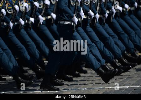 (150509) -- MOSCOU, le 9 mai 2015 -- des soldats de l'unité de cérémonie participent au défilé militaire marquant le 70e anniversaire de la victoire dans la Grande Guerre patriotique, à Moscou, Russie, le 9 mai 2015. (Wjq) RUSSIE-MOSCOU-DÉFILÉ DU JOUR DE LA VICTOIRE PavelxBednyakov PUBLICATIONxNOTxINxCHN Moscou 9 2015 Mai les soldats de l'unité de cérémonie prennent part au défilé militaire marquant le 70e anniversaire de la victoire dans le Grand patriotique à Moscou Russie 9 2015 mai wjq Russie Moscou défilé du jour de la victoire PavelxBednyakov PUBLICATIONxNOTxINxCHN Banque D'Images