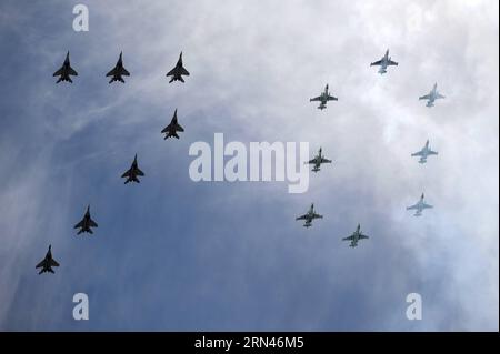 (150509) -- MOSCOU, 9 mai 2015 -- les avions de chasse Mikoyan MIG-29 et les flottes de chasseurs multirôles Sukhoi su-35 survolent la place Rouge lors du défilé militaire marquant le 70e anniversaire de la victoire dans la Grande Guerre patriotique, à Moscou, Russie, le 9 mai 2015.) (Wjq) RUSSIE-MOSCOU-DÉFILÉ DU JOUR DE LA VICTOIRE PavelxBednyakov PUBLICATIONxNOTxINxCHN Moscou Mai 9 2015 Mikoyan MIG 29 avions de chasse et Sukhoi SU 35 flotte de chasseurs multirôles survolez la place Rouge pendant le défilé militaire marquant le 70e anniversaire de la victoire dans le Grand patriotique était à Moscou Russie Mai 9 2015 wjq Russie Banque D'Images