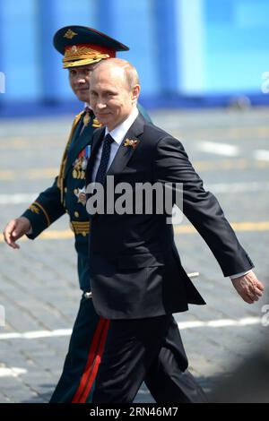 (150509) -- MOSCOU, le 9 mai 2015 -- le président russe Vladimir Poutine (devant) et le ministre de la Défense Sergey Shoigu participent au défilé militaire marquant le 70e anniversaire de la victoire dans la Grande Guerre patriotique à Moscou, Russie, le 9 mai 2015. )(wjq) RUSSIE-MOSCOU-DÉFILÉ DU JOUR DE LA VICTOIRE PavelxBednyakov PUBLICATIONxNOTxINxCHN Moscou Mai 9 2015 le président russe Vladimir Poutine Front et les ministres de la Défense Sergey Shoigu participent au défilé militaire marquant le 70e anniversaire de la victoire dans le Grand patriotique a eu lieu à Moscou Russie Mai 9 2015 wjq Russie Moscou jour de la victoire PavelxBedn Banque D'Images