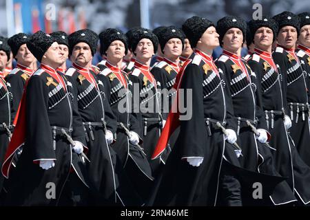 (150509) -- MOSCOU, le 9 mai 2015 -- les cosaques du Kouban participent au défilé militaire marquant le 70e anniversaire de la victoire dans la Grande Guerre patriotique à Moscou, Russie, le 9 mai 2015. )(wjq) RUSSIE-MOSCOU-DÉFILÉ DU JOUR DE LA VICTOIRE PavelxBednyakov PUBLICATIONxNOTxINxCHN Moscou 9 2015 mai les cosaques du Kouban participent au défilé militaire marquant le 70e anniversaire de la victoire dans le Grand patriotique à Moscou Russie 9 2015 mai wjq Russie Moscou défilé du jour de la victoire PavelxBednyakov PUBLICATIONxNOTxINxCHN Banque D'Images