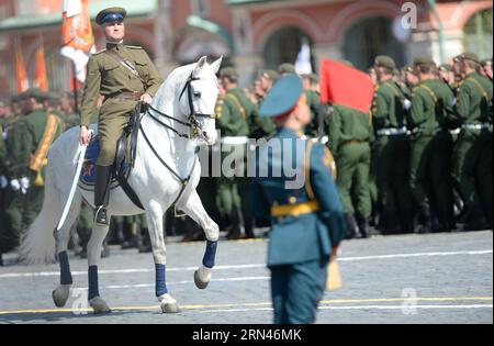 (150509) -- MOSCOU, le 9 mai 2015 -- des soldats de l'unité de cérémonie participent au défilé militaire marquant le 70e anniversaire de la victoire dans la Grande Guerre patriotique à Moscou, Russie, le 9 mai 2015. )(wjq) RUSSIE-MOSCOU-DÉFILÉ DU JOUR DE LA VICTOIRE PavelxBednyakov PUBLICATIONxNOTxINxCHN Moscou 9 2015 Mai les soldats de l'unité de cérémonie prennent part au défilé militaire marquant le 70e anniversaire de la victoire dans le Grand patriotique était à Moscou Russie 9 2015 mai wjq Russie Moscou défilé du jour de la victoire PavelxBednyakov PUBLICATIONxNOTxINxCHN Banque D'Images