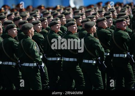 (150509) -- MOSCOU, le 9 mai 2015 -- des soldats de l'unité de cérémonie participent au défilé militaire marquant le 70e anniversaire de la victoire dans la Grande Guerre patriotique à Moscou, Russie, le 9 mai 2015. )(wjq) RUSSIE-MOSCOU-DÉFILÉ DU JOUR DE LA VICTOIRE PavelxBednyakov PUBLICATIONxNOTxINxCHN Moscou 9 2015 Mai les soldats de l'unité de cérémonie prennent part au défilé militaire marquant le 70e anniversaire de la victoire dans le Grand patriotique était à Moscou Russie 9 2015 mai wjq Russie Moscou défilé du jour de la victoire PavelxBednyakov PUBLICATIONxNOTxINxCHN Banque D'Images