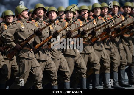 (150509) -- MOSCOU, le 9 mai 2015 -- des soldats russes vêtus d'uniformes historiques participent au défilé militaire marquant le 70e anniversaire de la victoire dans la Grande Guerre patriotique à Moscou, Russie, le 9 mai 2015. )(wjq) RUSSIE-MOSCOU-DÉFILÉ DU JOUR DE LA VICTOIRE PavelxBednyakov PUBLICATIONxNOTxINxCHN Moscou 9 2015 Mai des soldats russes vêtus d'UNIFORMES historiques prennent part au défilé militaire marquant le 70e anniversaire de la victoire dans le Grand patriotique était à Moscou Russie 9 2015 mai wjq Russie Moscou défilé du jour de la victoire PavelxBednyakov PUBLICATIONxNOTxINxCHN Banque D'Images