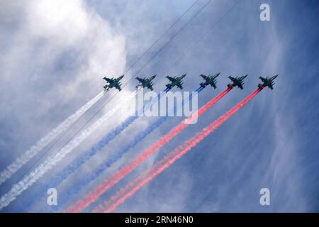 (150509) -- MOSCOU, le 9 mai 2015 -- des avions à réaction Sukhoi su-25 survolent la place Rouge lors du défilé militaire marquant le 70e anniversaire de la victoire dans la Grande Guerre patriotique, à Moscou, Russie, le 9 mai 2015.) (Wjq) RUSSIE-MOSCOU-DÉFILÉ DU JOUR DE LA VICTOIRE PavelxBednyakov PUBLICATIONxNOTxINxCHN Moscou Mai 9 2015 Sukhoi SU 25 Jet Aircraft survolez la place Rouge pendant le défilé militaire marquant le 70e anniversaire de la victoire dans le Grand patriotique était à Moscou Russie Mai 9 2015 wjq Russie Moscou défilé du jour de la victoire PavelxBednyakov PUBLICATIONxNOTxNOTxINxINxCHN Banque D'Images