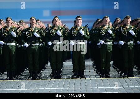 (150509) -- MOSCOU, le 9 mai 2015 -- des soldats de l'unité de cérémonie participent au défilé militaire marquant le 70e anniversaire de la victoire dans la Grande Guerre patriotique à Moscou, Russie, le 9 mai 2015. )(wjq) RUSSIE-MOSCOU-DÉFILÉ DU JOUR DE LA VICTOIRE PavelxBednyakov PUBLICATIONxNOTxINxCHN Moscou 9 2015 Mai les soldats de l'unité de cérémonie prennent part au défilé militaire marquant le 70e anniversaire de la victoire dans le Grand patriotique était à Moscou Russie 9 2015 mai wjq Russie Moscou défilé du jour de la victoire PavelxBednyakov PUBLICATIONxNOTxINxCHN Banque D'Images