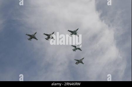 (150509) -- MOSCOU, le 9 mai 2015 -- la flotte d'avions à réaction Sukhoi su-25 survole la place Rouge lors du défilé militaire marquant le 70e anniversaire de la victoire dans la Grande Guerre patriotique, à Moscou, Russie, le 9 mai 2015. )(wjq) RUSSIE-MOSCOU-DÉFILÉ DU JOUR DE LA VICTOIRE JiaxYuchen PUBLICATIONxNOTxINxCHN Moscou Mai 9 2015 Sukhoi SU 25 Jet Aircraft Fleet survolez la place Rouge pendant le défilé militaire marquant le 70e anniversaire de la victoire dans le Grand patriotique était à Moscou Russie Mai 9 2015 wjq Russie Moscou défilé du jour de la victoire JiaxYuchen PUBLICATIONxNOTxINxCHN Banque D'Images