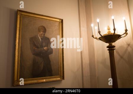 WASHINGTON, DC, États-Unis — le portrait officiel de John F. Kennedy, peint par Aaron Shikler à la Maison Blanche, est accroché à l'intérieur de la Maison Blanche. Ce portrait posthume, commandé par Jacqueline Kennedy en 1970, représente le 35e président dans une pose contemplative avec les bras croisés et les yeux baissés, s'écartant des conventions traditionnelles du portrait présidentiel et capturant le sentiment de perte de la nation suite à l'assassinat de Kennedy. Banque D'Images