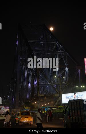 Kolkata, Inde. 30 août 2023. La super lune bleue, la deuxième super lune d'août, se lève sur le ciel à côté du pont Howrah à Kolkata. (Photo de Dipa Chakraborty/Pacific Press) crédit : Pacific Press Media production Corp./Alamy Live News Banque D'Images