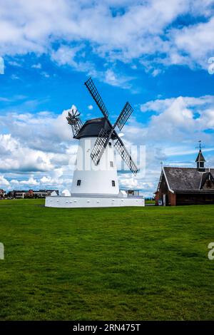 Lytham Windmill a été construit en 1805 et est un bâtiment classé Grade II. Banque D'Images