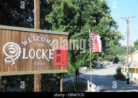 Un panneau est vu à l'entrée de Locke, le plus grand et le plus intact exemple survivant d'une communauté sino-américaine rurale historique, en Californie du Nord, aux États-Unis, le 9 mai 2015. Considéré comme le dernier Chinatown rural des États-Unis, Locke a organisé ses célébrations du centenaire baptisées The Legacy Lives On dimanche. Fondée en 1915, Locke, à environ 120 km au nord-est de San Francisco, est la seule ville du pays construite par les Chinois pour les Chinois. Locke a été désigné district de monument historique national en 1990. ) (Zjy) U.S.-LOCKE-CHINA TOWN MaxDan PUBLICATIONxNOTxINxCHN un signe EST Banque D'Images