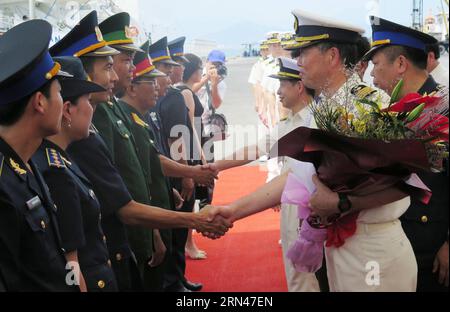 (150510) -- HANOI, 10 mai 2015 -- les membres de l'équipage du navire de la Garde côtière japonaise PLH 22 Yashima sont accueillis par le côté vietnamien au port de Tien sa dans la ville centrale de Da Nang, le 10 mai 2015. Le navire de la Garde côtière japonaise PLH 22 Yashima a accosté dimanche au port de Tien sa dans la ville centrale de Da Nang, à environ 600 km au sud de la capitale Hanoi, pour une visite de cinq jours. VIETNAM-DA NANG-JAPAN COAST GUARD-VISIT VNA PUBLICATIONxNOTxINxCHN 150 510 Hanoi Mai 10 2015 les membres d'équipage du navire de la Garde côtière japonaise 22 sont ACCUEILLIS par le côté vietnamien au port de Tien Sat au Vietnam S Central There Nang Banque D'Images