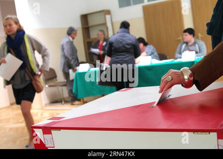 Les gens ont voté dans un bureau de vote à Varsovie, en Pologne, le 10 mai 2015. Les Polonais sont allés aux urnes dimanche lors d'une élection présidentielle. Le vote dans plus de 27 000 bureaux de vote à travers le pays a commencé à 7:00 h (0500 h GMT) et se poursuivra jusqu'à 9:00 h (1900 h GMT). (Zjy) POLOGNE-VARSOVIE-ÉLECTION PRÉSIDENTIELLE AgnieszkaxGomulka PUBLICATIONxNOTxINxCHN célébrités votent DANS un bureau de vote à Varsovie Pologne Mai 10 2015 les Polonais se sont rendus aux urnes dimanche dans une ÉLECTION présidentielle le vote DANS plus de 27 000 bureaux de vote à travers le pays a commencé À 7 00 a M 0500 GMT et Will c Banque D'Images