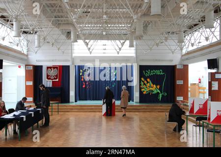 Les gens ont voté dans un bureau de vote à Varsovie, en Pologne, le 10 mai 2015. Les Polonais sont allés aux urnes dimanche lors d'une élection présidentielle. Le vote dans plus de 27 000 bureaux de vote à travers le pays a commencé à 7:00 h (0500 h GMT) et se poursuivra jusqu'à 9:00 h (1900 h GMT). (Zjy) POLOGNE-VARSOVIE-ÉLECTION PRÉSIDENTIELLE AgnieszkaxGomulka PUBLICATIONxNOTxINxCHN célébrités votent DANS un bureau de vote à Varsovie Pologne Mai 10 2015 les Polonais se sont rendus aux urnes dimanche dans une ÉLECTION présidentielle le vote DANS plus de 27 000 bureaux de vote à travers le pays a commencé À 7 00 a M 0500 GMT et Will c Banque D'Images