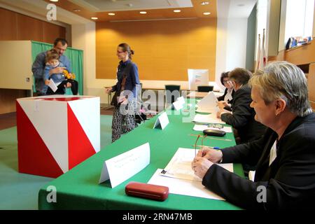 Les gens ont voté dans un bureau de vote à Varsovie, en Pologne, le 10 mai 2015. Les Polonais sont allés aux urnes dimanche lors d'une élection présidentielle. Le vote dans plus de 27 000 bureaux de vote à travers le pays a commencé à 7:00 h (0500 h GMT) et se poursuivra jusqu'à 9:00 h (1900 h GMT). (Zjy) POLOGNE-VARSOVIE-ÉLECTION PRÉSIDENTIELLE AgnieszkaxGomulka PUBLICATIONxNOTxINxCHN célébrités votent DANS un bureau de vote à Varsovie Pologne Mai 10 2015 les Polonais se sont rendus aux urnes dimanche dans une ÉLECTION présidentielle le vote DANS plus de 27 000 bureaux de vote à travers le pays a commencé À 7 00 a M 0500 GMT et Will c Banque D'Images