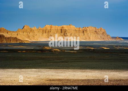 (150511) -- HAMI, 11 mai 2015 -- une photo prise le 7 mai 2015 montre la forme de relief Yadan à Hami, dans la région autonome ouïgoure du Xinjiang du nord-ouest de la Chine. (Zwx) CHINA-XINJIANG-HAMI-YADAN LANDFORM(CN) LixHua PUBLICATIONxNOTxINxCHN 150511 Hami Mai 11 2015 la photo prise LE 7 2015 mai montre le relief Yadan dans Hami Nord-Ouest de la Chine S Xinjiang Uygur région autonome zwx Chine Xinjiang Hami Yadan Landform CN PUBLICATIONxNOTxINxCHN Banque D'Images