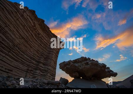 (150511) -- HAMI, 11 mai 2015 -- une photo prise le 7 mai 2015 montre la forme de relief Yadan à Hami, dans la région autonome ouïgoure du Xinjiang du nord-ouest de la Chine. (Zwx) CHINA-XINJIANG-HAMI-YADAN LANDFORM(CN) LixHua PUBLICATIONxNOTxINxCHN 150511 Hami Mai 11 2015 la photo prise LE 7 2015 mai montre le relief Yadan dans Hami Nord-Ouest de la Chine S Xinjiang Uygur région autonome zwx Chine Xinjiang Hami Yadan Landform CN PUBLICATIONxNOTxINxCHN Banque D'Images