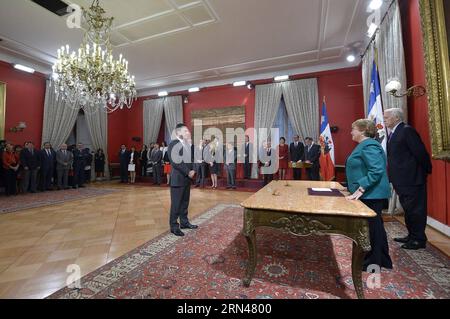 (150511) -- SANTIAGO, le 11 mai 2015 -- image fournie par montre la présidente chilienne Michelle Bachelet (à gauche) qui prête serment dans ses nouveaux membres du cabinet au Palais présidentiel, à Santiago, au Chili, le 11 mai 2015. Alex Ibanez/Présidence du Chili) (jp) CHILE-SANTIAGO-POLITICS-BACHELET CHILE SxPRESIDENCY PUBLICATIONxNOTxINxCHN Banque D'Images